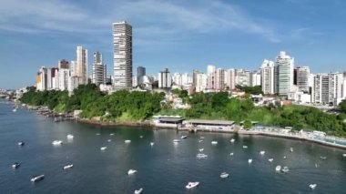 Bahia Brezilya 'daki Salvador' daki tüm Saints Körfezi. Seyahat arazisi. Şehir merkezi arka planı. Turizm sektörü. Tatil Varış Yeri. Çarpıcı şehir manzarası. Bahia Brezilya 'daki Salvador' daki Tüm Saints Körfezi.