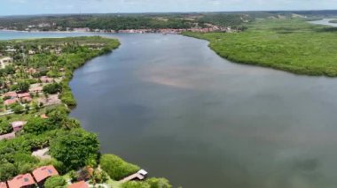 Japonya 'daki Manguaba Nehri Alagoas Brezilya' da. Turizm arazisi. Karayip arka planı. Seyahat Manzarası. Tatil Varış Yeri. Deniz Burnu Sahnesi. Manguaba Nehri Japonya 'da Alagoas Brezilya' da.