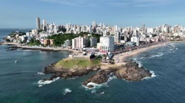 Bahia Brezilya 'daki Salvador' da deniz feneri. Seyahat arazisi. Şehir merkezi arka planı. Turizm sektörü. Tatil Rüyası. Çarpıcı şehir manzarası. Bahia Brezilya 'daki Salvador Deniz Feneri.