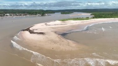 Bahia Brezilya 'daki Itacare Riverside' da. Turizm arazisi. Doğa Arkaplanı. Seyahat Manzarası. Tatil Varış Yeri. Deniz Burnu Sahnesi. Riverside Bahia Brezilya 'da Itacare' de.