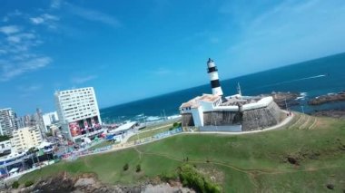 Bahia Brezilya 'daki Salvador' da deniz feneri. Seyahat arazisi. Şehir merkezi arka planı. Turizm sektörü. Tatil Rüyası. Çarpıcı şehir manzarası. Bahia Brezilya 'daki Salvador Deniz Feneri.