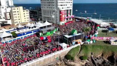 Bahia Brezilya 'daki Salvador' da karnaval partisi. Seyahat arazisi. Şehir merkezi arka planı. Turizm sektörü. Tatil Varış Yeri. Çarpıcı şehir manzarası. Bahia Brezilya 'da Salvador' da Karnaval Partisi.