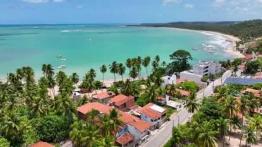 Alagoas Brezilya 'daki Japaratinga Plaj Sahnesi. Turizm arazisi. Karayip arka planı. Seyahat Manzarası. Tatil Tatilleri. Deniz kenarı sahnesi. Alagoas Brezilya 'daki Japaratinga Plaj Sahnesi.