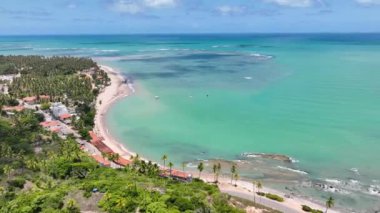 Alagoas Brezilya 'daki Japaratinga Tropik Plajı. Turizm arazisi. Karayip arka planı. Seyahat Manzarası. Tatil Varış Yeri. Göz kamaştırıcı sahne. Alagoas Brezilya 'daki Japaratinga Tropik Plajı.