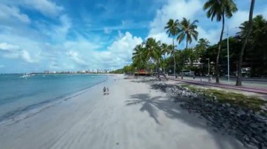Alagoas Brezilya 'daki Maceio' da Pajucara Plajı. Plaj manzarası. Şehir peyzajı. Turizm Tarihi Yer. Seyahat belgesi. Tropikal tatiller. Alagoas Brezilya 'daki Maceio' da Pajucara Plajı.
