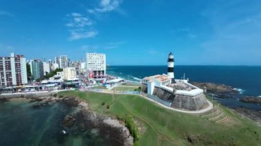 Bahia Brezilya 'daki Salvador' daki Barra Deniz Feneri. Seyahat arazisi. Şehir merkezi arka planı. Turizm sektörü. Tatil Rüyası. Çarpıcı şehir manzarası. Bahia Brezilya 'daki Salvador' daki Barra Deniz Feneri.