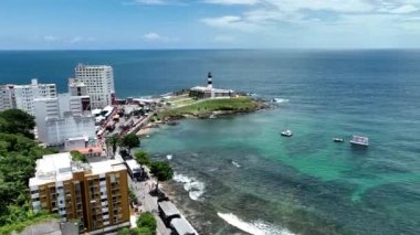 Bahia Brezilya 'daki Salvador' da deniz feneri. Seyahat arazisi. Şehir merkezi arka planı. Turizm sektörü. Tatil Varış Yeri. Çarpıcı şehir manzarası. Bahia Brezilya 'daki Salvador Deniz Feneri.