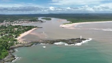 Bahia Brezilya 'daki Itacare' de Riverside City 'de. Turizm arazisi. Doğa Arkaplanı. Seyahat Manzarası. Tatil Tatilleri. Deniz kenarı sahnesi. Riverside City Bahia Brezilya 'da Itacare' de.