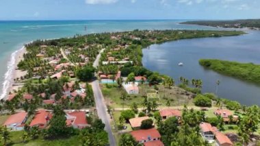 Alagoas Brezilya 'da Japaratinga' da sahil şehri. Turizm arazisi. Karayip arka planı. Seyahat Manzarası. Tatil Varış Yeri. Göz kamaştırıcı sahne. Japonya Sahil Kenti Alagoas Brezilya 'da.