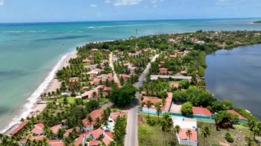 Alagoas Brezilya 'da Japaratinga' da sahil şehri. Turizm arazisi. Karayip arka planı. Seyahat Manzarası. Tatil Varış Yeri. Deniz Burnu Sahnesi. Japonya Sahil Kenti Alagoas Brezilya 'da.