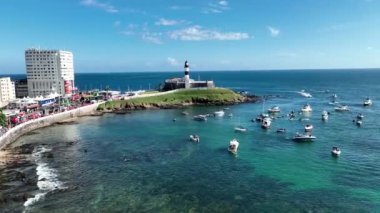 Bahia Brezilya 'daki Salvador' daki Barra Deniz Feneri. Seyahat arazisi. Şehir merkezi arka planı. Turizm sektörü. Tatil Varış Yeri. Çarpıcı şehir manzarası. Bahia Brezilya 'daki Salvador' daki Barra Deniz Feneri.