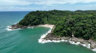 Bahia Brezilya, Itacare 'deki Tiririca Plajı. Turizm arazisi. Doğa Arkaplanı. Seyahat Manzarası. Tatil Tatilleri. Deniz kenarı sahnesi. Bahia Brezilya 'da Itacare' de Tiririca Plajı.