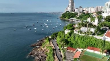 Bahia Brezilya 'daki Salvador' daki tüm Saints Körfezi. Seyahat arazisi. Şehir merkezi arka planı. Turizm sektörü. Tatil Varış Yeri. Çarpıcı şehir manzarası. Bahia Brezilya 'daki Salvador' daki Tüm Saints Körfezi.