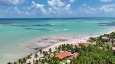 Alagoas Brezilya 'daki Maragogi Plaj Sahnesi. Turizm arazisi. Karayip arka planı. Seyahat Manzarası. Tatil Varış Yeri. Göz kamaştırıcı sahne. Alagoas Brezilya 'daki Maragogi Plaj Sahnesi.