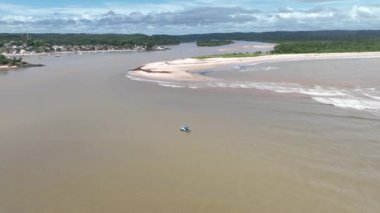 Bahia Brezilya 'daki Itacare' de tekne gezisi. Turizm arazisi. Doğa Arkaplanı. Seyahat Manzarası. Tatil Varış Yeri. Göz kamaştırıcı sahne. Bahia Brezilya 'daki Itacare' de tekne gezisi.