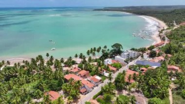 Alagoas Brezilya 'daki Japaratinga Tropik Plajı. Turizm arazisi. Karayip arka planı. Seyahat Manzarası. Tatil Varış Yeri. Göz kamaştırıcı sahne. Alagoas Brezilya 'daki Japaratinga Tropik Plajı.