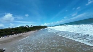 Bahia Brezilya, Itacare 'deki Tiririca Plajı. Turizm arazisi. Doğa Arkaplanı. Seyahat Manzarası. Tatil Tatilleri. Deniz kenarı sahnesi. Bahia Brezilya 'da Itacare' de Tiririca Plajı.
