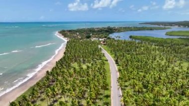Alagoas Brezilya 'da Japaringa' daki sahil yolu. Turizm arazisi. Karayip arka planı. Seyahat Manzarası. Tatil Tatilleri. Deniz kenarı sahnesi. Alagoas Brezilya 'daki Japonya Sahil Yolu.