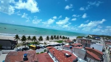 Alagoas Brezilya 'daki Maragogi' de Central Beach. Turizm arazisi. Karayip arka planı. Seyahat Manzarası. Tatil Varış Yeri. Deniz Burnu Sahnesi. Alagoas Brezilya 'daki Maragogi Merkez Plajı.