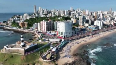 Bahia Brezilya 'daki Salvador' daki Barra Deniz Feneri. Seyahat arazisi. Şehir merkezi arka planı. Turizm sektörü. Tatil Varış Yeri. Çarpıcı şehir manzarası. Bahia Brezilya 'daki Salvador' daki Barra Deniz Feneri.