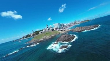 Bahia Brezilya 'daki Salvador' da deniz feneri. Seyahat arazisi. Şehir merkezi arka planı. Turizm sektörü. Tatil Varış Yeri. Çarpıcı şehir manzarası. Bahia Brezilya 'daki Salvador Deniz Feneri.
