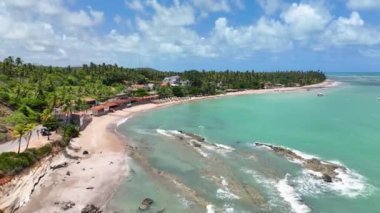 Alagoas Brezilya 'daki Japaratinga Plaj Sahnesi. Turizm arazisi. Karayip arka planı. Seyahat Manzarası. Tatil Tatilleri. Deniz kenarı sahnesi. Alagoas Brezilya 'daki Japaratinga Plaj Sahnesi.