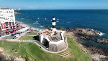 Bahia Brezilya 'daki Salvador' da deniz feneri. Seyahat arazisi. Şehir merkezi arka planı. Turizm sektörü. Tatil Varış Yeri. Çarpıcı şehir manzarası. Bahia Brezilya 'daki Salvador Deniz Feneri.