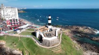 Bahia Brezilya 'daki Salvador' da deniz feneri. Seyahat arazisi. Şehir merkezi arka planı. Turizm sektörü. Tatil Varış Yeri. Çarpıcı şehir manzarası. Bahia Brezilya 'daki Salvador Deniz Feneri.