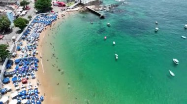 Bahia Brezilya 'daki Salvador sahil plajı. Seyahat arazisi. Şehir merkezi arka planı. Turizm sektörü. Tatil Rüyası. Çarpıcı şehir manzarası. Bahia Brezilya 'daki Salvador Sahil Sahili.