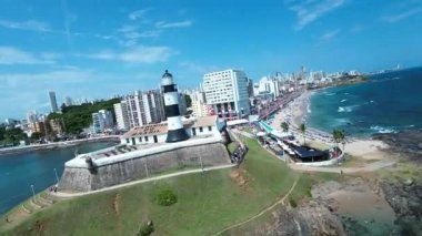 Bahia Brezilya 'daki Salvador' da deniz feneri. Seyahat arazisi. Şehir merkezi arka planı. Turizm sektörü. Tatil Varış Yeri. Çarpıcı şehir manzarası. Bahia Brezilya 'daki Salvador Deniz Feneri.