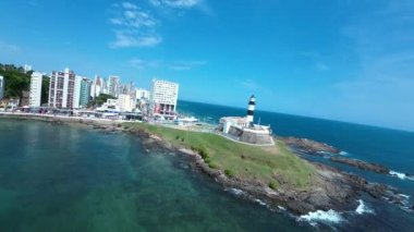 Bahia Brezilya 'daki Salvador' da deniz feneri. Seyahat arazisi. Şehir merkezi arka planı. Turizm sektörü. Tatil Varış Yeri. Çarpıcı şehir manzarası. Bahia Brezilya 'daki Salvador Deniz Feneri.