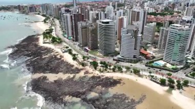 Ceara Brezilya 'daki Fortaleza' da sahil caddesi. Şehir merkezinde. Kentsel Şehir Manzarası. Plaj manzarası. Metropolitan Sahnesi. Ceara Brezilya 'da Fortaleza' da Sahil Bulvarı.
