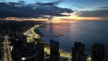 Ceara Brezilya 'daki Fortaleza' da Sunset Skyline. Şehir merkezinde. Kentsel Şehir Manzarası. Plaj manzarası. Metropolitan Sahnesi. Ceara Brezilya 'da Fortaleza' da Sunset Skyline.