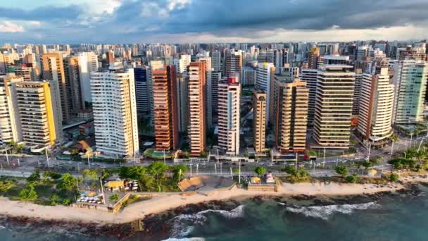 ブラジルのFortalezaにある海岸沿いの建物 ダウンタウン市 都市景観 ビーチの風景 都市景観景観 海岸沿いのビル ブラジルのフォルタレザ — ストック動画