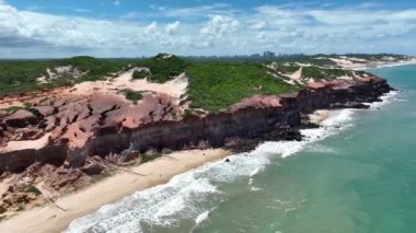 Rio Grande do Norte Brazil 'deki Parnamirim' deki Sahil Kayalıkları. Bay Water Sahil Hattı. Sahil Seyahati. Tatil Manzarası. Sahil kıyısı. Rio Grande do Norte Brezilya 'daki Parnamirim Sahil Kayalıkları.