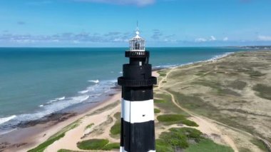 Rio Grande do Norte Brazil 'deki Touros' taki ünlü deniz feneri. Deniz Burnu Manzarası. Sahil Feneri. Doğa bitkisi. Rio Grande do Norte Brezilya 'daki Touros' taki Ünlü Deniz Feneri.