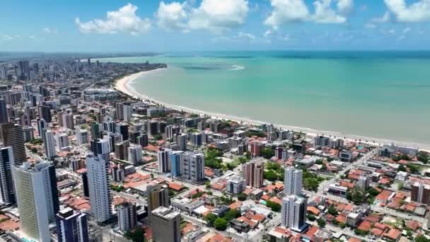 ブラジルのジョアオ ペソアでのビーチシーン ビーチの背景 海岸線の風景 ターコイズ水 都市景観 ジョアオ ペソアのビーチシーン パラベア ブラジル — ストック動画