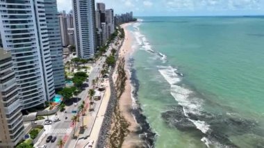 Pernambuco Brezilya 'daki Recife' de Boa Viagem Plajı. Şehir peyzajı. Şehir Bölgesi. Şehir merkezi arka planı. Metropole Binaları. Boa Viagem Plajı Recife Pernambuco Brezilya.