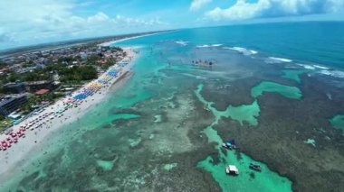 Pernambuco Brezilya 'daki Tavukların Limanı' nda okyanus manzarası. Egzotik Körfez Suyu. Doğa manzarası. Paradisiac Manzarası. Seyahat güzergahı. Port of Chickens Beach Pernambuco Brezilya Okyanus Manzarası.