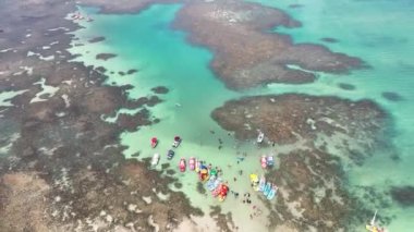 Alagoas Brezilya 'daki Maceio' da Pajucara Doğa Havuzu. Mercan Resifi Körfezi Suyu. Doğa manzarası. Paradisiac Manzarası. Seyahat güzergahı. Tropikal tatil. Alagoas Maceio 'da Pajucara Doğa Havuzu.