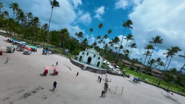 ペルナンブコのカルネイロスビーチで有名な教会ブラジル 有名な教会 自然景観 背景風景 旅行先 ペルナンブコのカルネイロスビーチで有名な教会ブラジル — ストック動画