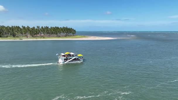 ペルナンブコの羊のビーチでボートセーリングブラジル エキゾチックな湾の水 自然景観 楽園の風景 旅行先 ペルナンブコの羊のビーチでのボートセーリングブラジル — ストック動画