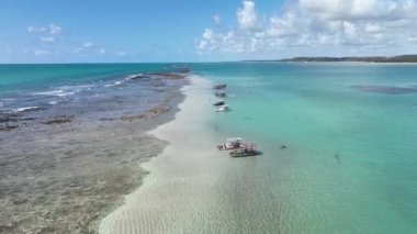 Alagoas Brezilya 'daki Japaratinga Doğal Havuzları. Mercan Kayalıkları Körfezi Suyu. Doğa manzarası. Açık hava manzarası. Seyahat güzergahı. Tatil Yazı. Alagoas Brezilya 'daki Japonya Doğal Havuzları.