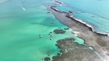 Alagoas Brezilya 'daki Japaratinga Doğal Havuzları. Mercan Kayalıkları Körfezi Suyu. Doğa manzarası. Açık hava manzarası. Seyahat güzergahı. Tatil Yazı. Alagoas Brezilya 'daki Japonya Doğal Havuzları.