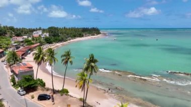 Alagoas Brezilya 'daki Japaratinga' daki Boqueirao Plajı. Turizm arazisi. Karayip arka planı. Seyahat Manzarası. Tatil Varış Yeri. Deniz Burnu Sahnesi. Boqueirao Sahili Japonya Alagoas Brezilya.
