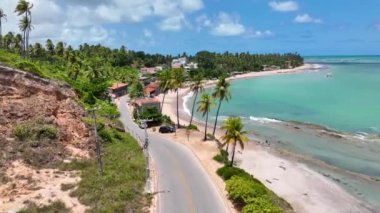 Alagoas Brezilya 'daki Japaratinga' daki Boqueirao Plajı. Turizm arazisi. Karayip arka planı. Seyahat Manzarası. Tatil Varış Yeri. Deniz Burnu Sahnesi. Boqueirao Sahili Japonya Alagoas Brezilya.