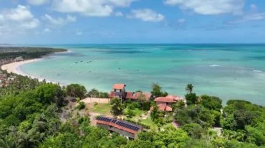 Alagoas Brezilya 'daki Japaratinga Tropik Plajı. Turizm arazisi. Karayip arka planı. Seyahat Manzarası. Tatil Varış Yeri. Göz kamaştırıcı sahne. Alagoas Brezilya 'daki Japaratinga Tropik Plajı.