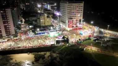Bahia Brezilya 'daki Salvador' da karnaval partisi. Karnaval manzarası. Şehir merkezi arka planı. Turizm Merkezi. Metropole Havacılık Manzarası. Çarpıcı şehir manzarası. Bahia Brezilya 'da Salvador' da Karnaval Partisi.