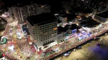 Bahia Brezilya 'daki Salvador' da karnaval partisi. Karnaval manzarası. Şehir merkezi arka planı. Turizm Merkezi. Metropole Havacılık Manzarası. Çarpıcı şehir manzarası. Bahia Brezilya 'da Salvador' da Karnaval Partisi.