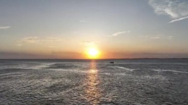 Bahia Brezilya 'da Salvador' da günbatımı. Gün batımı manzarası. Şehir merkezi arka planı. Turizm sektörü. Metropole Havacılık Manzarası. Çarpıcı şehir manzarası. Bahia Brezilya 'daki Salvador' da Günbatımı Skyline.